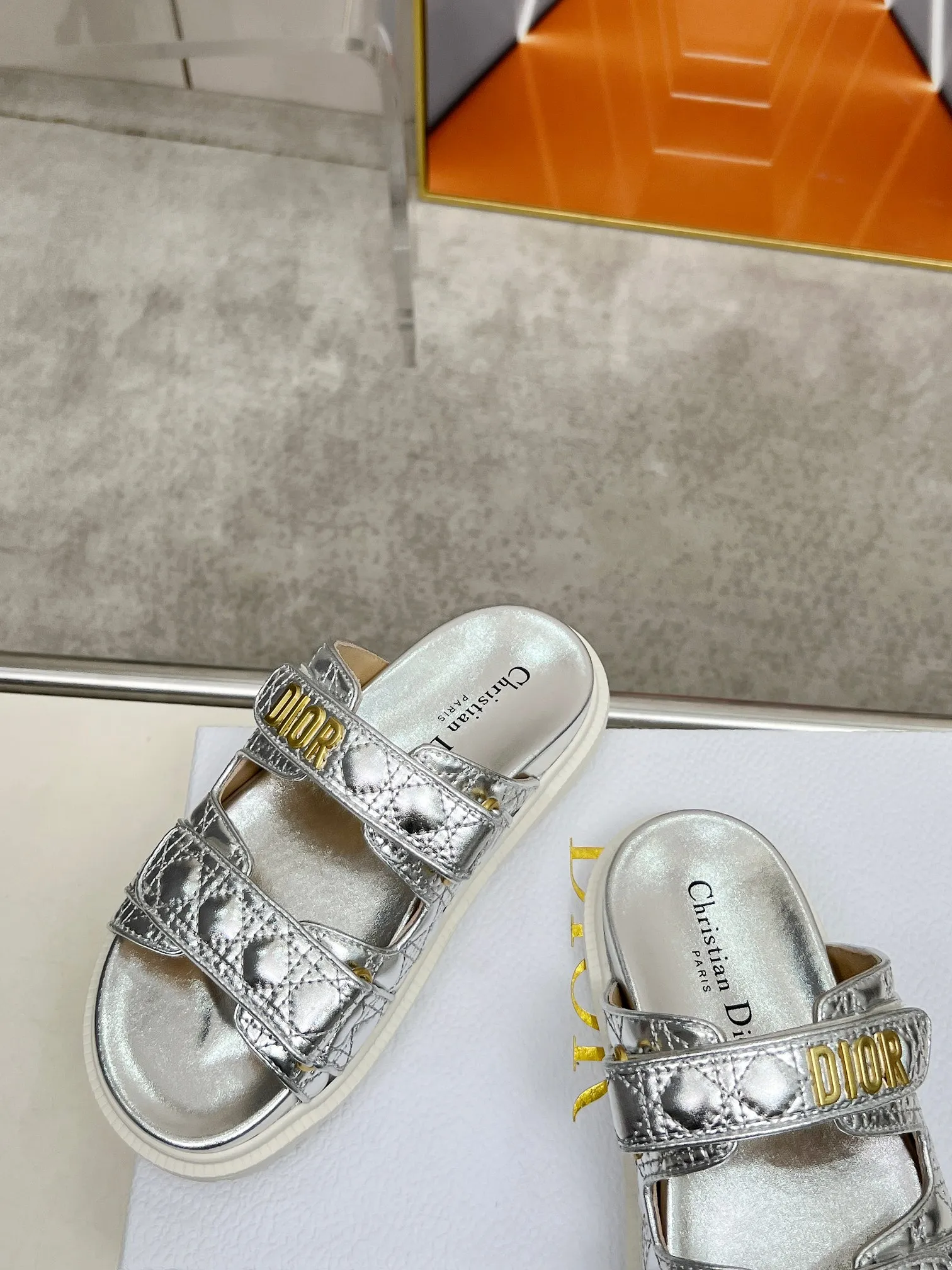 👟👟Ex-factory price 500👟👟Dior👏👏new classic style. 🔥Purchasing-level qualityThe most popular thick-soled sandals in foreign counters. Upper➕Inside: original customized material, original mold opening of sole 1.1 (lightweight, code number 35-40 (41/42 can be customized)